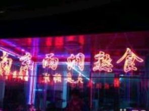 流光溢彩 上海青浦區霓虹燈與噴繪招牌的藝術與商業之美